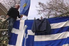 Αντιπτέραρχος εα κρέμασε τη στολή του στα κάγκελα του ΥΜΑΘ (ΦΩΤΟ)