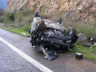 Φωτογραφία για Πάτρα: Τροχαίο στην ΠΕΟ Πατρών-Αθηνών - Το αυτοκίνητο πήρε τούμπα