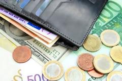 Ντροπή: Όλοι με μηνιάτικο μόνο 430 ευρώ