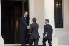Η τρόικα κατέφθασε στο Μέγαρο Μαξίμου