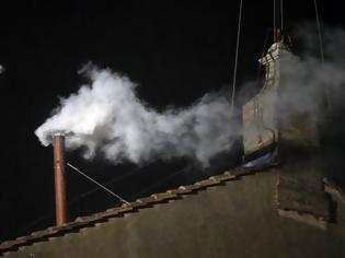Φωτογραφία για Βατικανό: Ασπρος καπνός στην Καπέλα Σιστίνα - Εκλέχτηκε ο νέος Πάπας