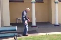 Ο παππούς που δεν φοβάται να τα βάλει με ένα φίδι! [Video]