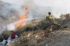 Άγρια μάχη με τη φωτιά δίνουν οι πυροσβέστες στο Μάραθος
