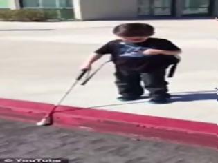 Φωτογραφία για Συγκινητικό βίντεο: 4χρονο τυφλό αγοράκι κατεβαίνει το πεζοδρόμιο για πρώτη φορά!