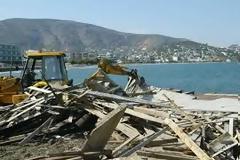 Γκρεμίζουν ξενοδοχείο στα Μάλια - Με φορτηγό έκλεισε το δρόμο στην μπουλντόζα ο ιδιοκτήτης