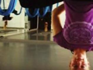 Φωτογραφία για Τι κάνει η Νάντια Μπουλέ κρεμασμένη ανάποδα από το ταβάνι;