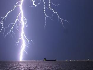 Φωτογραφία για Τραγωδία: Ψαράς χτυπήθηκε από κεραυνό