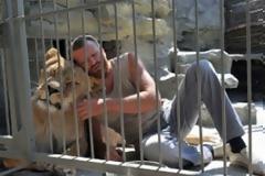 Ο άνδρας που θα μείνει 1 χρόνο στο κλουβί μαζί με λιοντάρια