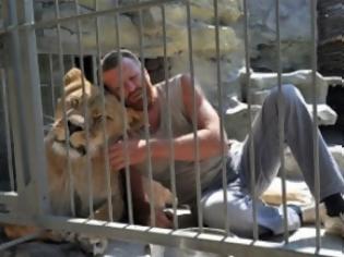 Φωτογραφία για Ο άνδρας που θα μείνει 1 χρόνο στο κλουβί μαζί με λιοντάρια