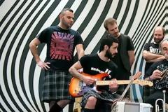 Koza Mostra, Αγάθωνας και “Alcohol is free” σε ένα video clip που μυρίζει Ελλάδα!