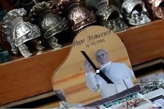 Τα πρώτα… αναμνηστικά με τον Πάπα Φραγκίσκο μόλις κυκλοφόρησαν!