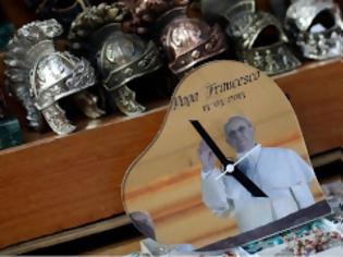 Φωτογραφία για Τα πρώτα… αναμνηστικά με τον Πάπα Φραγκίσκο μόλις κυκλοφόρησαν!