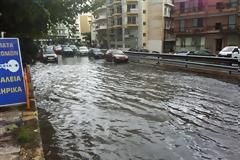Πάτρα: Πλημμύρισαν σπίτια στο Ακταίο εξαιτίας της σφοδρής βροχόπτωσης