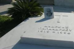 Αγνωστοι έκλεψαν τη φωτογραφία του Ανδρέα Παπανδρέου από τον τάφο του