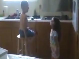Φωτογραφία για 4χρονη εξαναγκάζει 5χρονο αγοράκι να την παντρευτεί! [video]