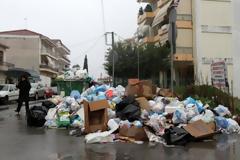 Μαζεύουν τα σκουπίδια στην Τρίπολη μετά από ένα μήνα