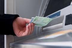 Να «σηκώσουν» χρήματα έσπευσαν το πρωί οι Κύπριοι