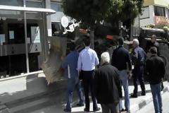 Μπουκάρουν με μπουλντόζες στις τράπεζες για τις καταθέσεις τους