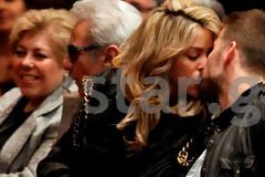 ΚΟΛΛΗΣΑΜΕ απ’ τα μέλια! Δεν κρατιούνται Shakira και Pique χωρίς φιλιά