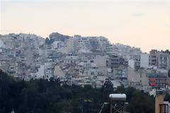 Το χαράτσι «παγώνει» τις αλλαγές στους φόρους ακινήτων