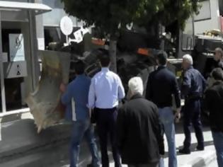 Φωτογραφία για Χάος στην Κύπρο από το κούρεμα των καταθέσεων! Πολίτες περικυκλώνουν το Προεδρικό Μέγαρο - Μπουκάρουν με μπουλντόζες στις τράπεζες
