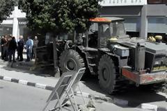 Πάρκαρε εκσκαφέα έξω από τράπεζα στην Κύπρο!