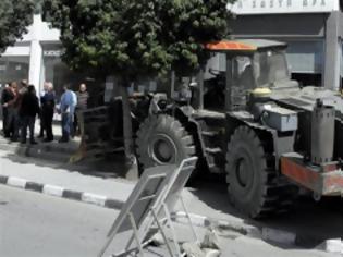 Φωτογραφία για Πάρκαρε εκσκαφέα έξω από τράπεζα στην Κύπρο!