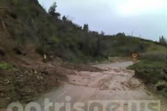 Ηλεία: Επικίνδυνη κατολίσθηση στο δρόμο Κρεστένων-Ανδρίτσαινας