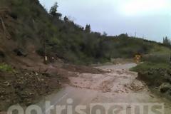 Ηλεία: Επικίνδυνη κατολίσθηση στο δρόμο Κρεστένων-Ανδρίτσαινας