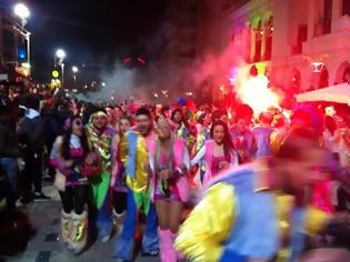 Φωτογραφία για Πάτρα: Ολονύχτιο πάρτι μετά το τέλος της Νυχτερινής Παρέλασης - Δείτε φωτο