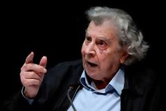 Στο νοσοκομείο ο Μίκης Θεοδωράκης