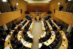 Αναβλήθηκε η ψηφοφορία για το κούρεμα των κυπριακών καταθέσεων
