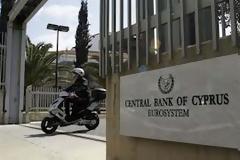 Κύπρος: Με «εμπιστευτική» επιστολή τής Κεντρικής Τράπεζας, «πάγωσαν» οι κινήσεις των κυπριακών τραπεζών