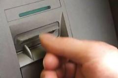 Άδειαζε επί πέντε ημέρες τον ξένο λογαριασμό