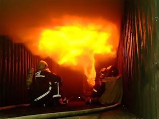 Φωτογραφία για Στις φλόγες τυλίχτθηκε κοντέινερ στο Μαρκόπουλο - Με εγκαύματα δυο μετανάστες