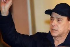 Ο Μπερλουσκόνι όπως δεν τον έχετε ξαναδεί - Ταλαιπωρημένος και καταβεβλημένος