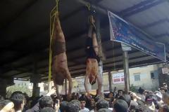 Απίστευτη αγριότητα - Εδειραν μέχρι θανάτου κακοποιούς και τους κρέμασαν για παραδειγματισμό [εικόνες]