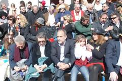 Πάτρα: Το...στριμωξίδι στην εξέδρα των επισήμων - Οι Ρώσοι πήγαν στο μπαλκόνι