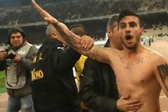 Το γύρο του κόσμου κάνει ο ναζιστικός χαιρετισμός του Κατίδη - Εγινε πρωτοσέλιδο και στη Huffigton Post