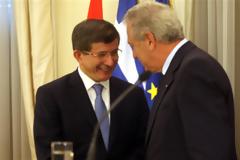 Τελικά, ο Νταβούτογλου φαίνεται να μην σέβεται και πολύ τον φίλο και αδελφό του Αβραμόπουλο: 