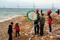 Πάτρα: Κοσμοσυρροή στην πλαζ για τα παραδοσιακά Κούλουμα – Δείτε φωτό
