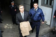 Ο Παπαγεωργόπουλος ξαγρυπνά στο κελί του