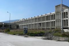 Άνεργος, άστεγος, καρκινοπαθής κάηκε από γκάζι σε εγκαταλελειμμένο στρατόπεδο στις Αχαρνές