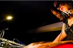 Γνωστή dj μαζί με τον σύντροφό της μοίραζαν χάπια LSD στα πάρτι του Ρεθύμνου!