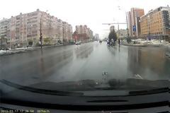 Πεζές γυναίκες απέφυγαν τροχαίο για ελάχιστα εκατοστά [Video]