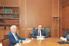 Σε εξέλιξη η σύσκεψη των τριών πολιτικών αρχηγών