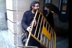 VIDEO: Ισπανός μουσικός παίζει μουσική με ένα ...κάγκελο!