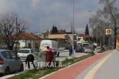 Τρίκαλα: Παιδί τρέφεται από τα σκουπίδια