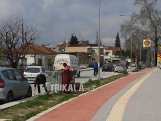 Φωτογραφία για Τρίκαλα: Παιδί τρέφεται από τα σκουπίδια