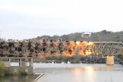 Μία εντυπωσιακή έκρηξη γέφυρας (Video)
